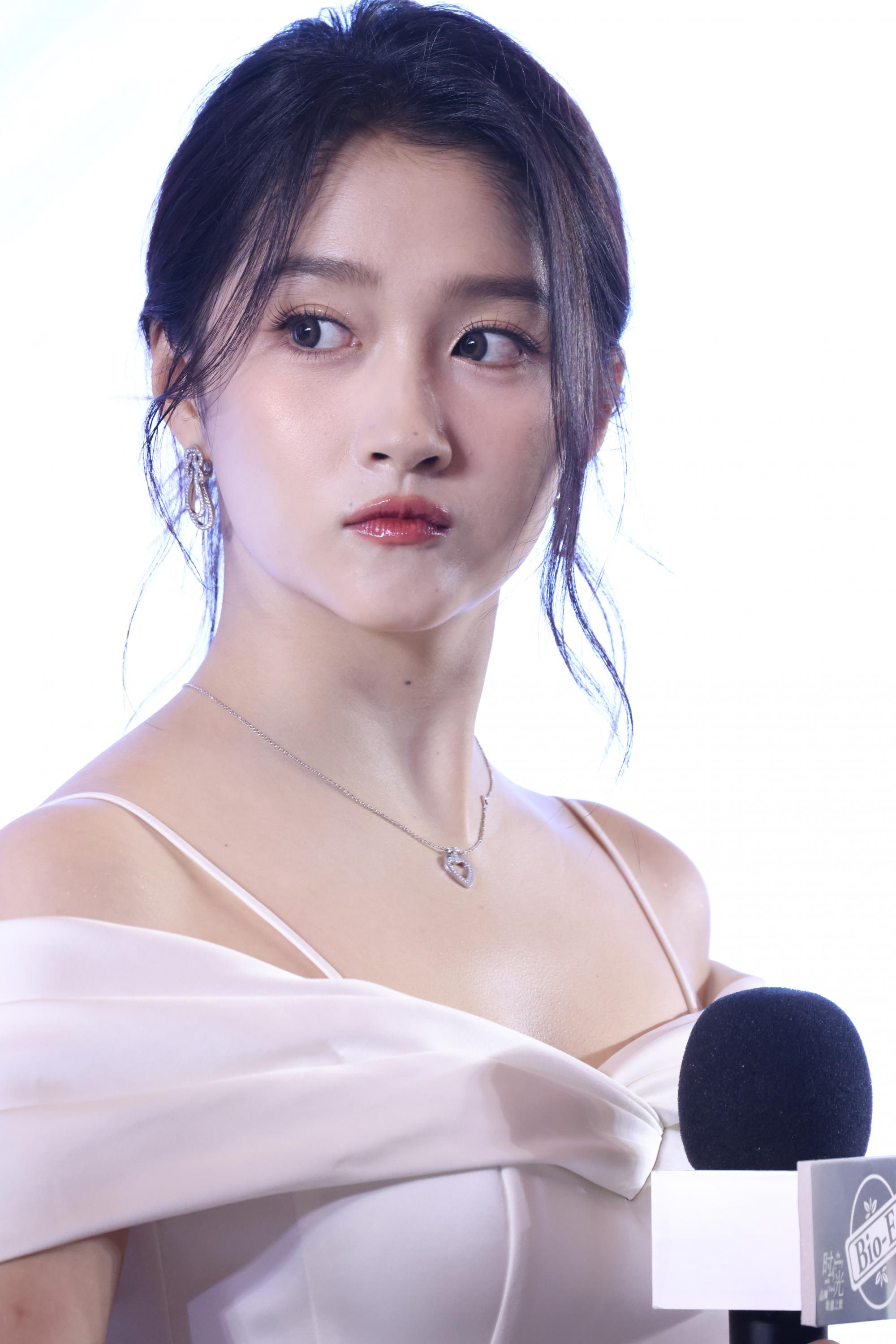 关晓彤现场侧脸头部正面生图照[5]